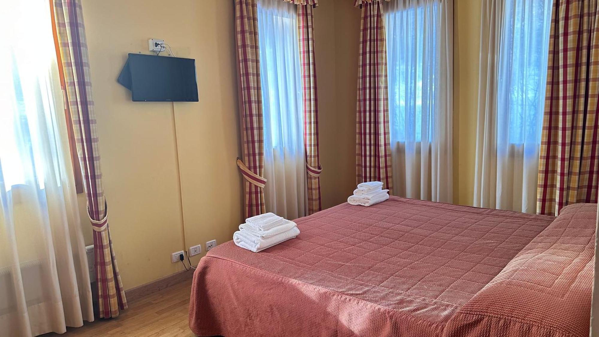 Hotel Chalet Casa Cesana チェザーナ・トリネーゼ エクステリア 写真